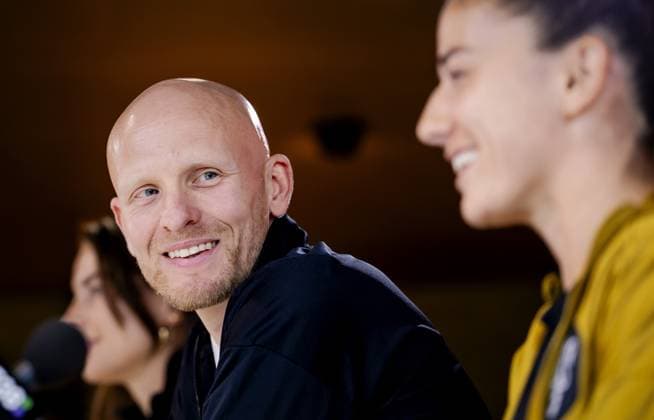 ZEIST - National coach Arjan Veurink and DaniÃ«lle van de Donk during a press conference, PK, Pressekonferenz of the Dutch women s football team ahead of the World Cup qualifying match against Hungary. ROBIN VAN LONKHUIJSEN ANP xVIxANPxSportx xxANPxIVx 571683359 originalFilename: 571683359.jpg