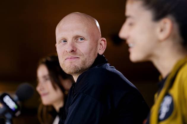 ZEIST - National coach Arjan Veurink and DaniÃ«lle van de Donk during a press conference, PK, Pressekonferenz of the Dutch women s football team ahead of the World Cup qualifying match against Hungary. ROBIN VAN LONKHUIJSEN ANP xVIxANPxSportx xxANPxIVx 571683364 originalFilename: 571683364.jpg
