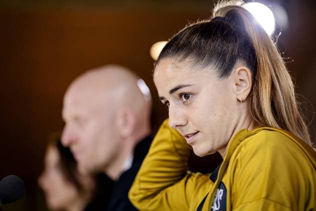 ZEIST - National coach Arjan Veurink and DaniÃ«lle van de Donk during a press conference, PK, Pressekonferenz of the Dutch women s football team ahead of the World Cup qualifying match against Hungary. ROBIN VAN LONKHUIJSEN ANP xVIxANPxSportx xxANPxIVx 571683370 originalFilename: 571683370.jpg