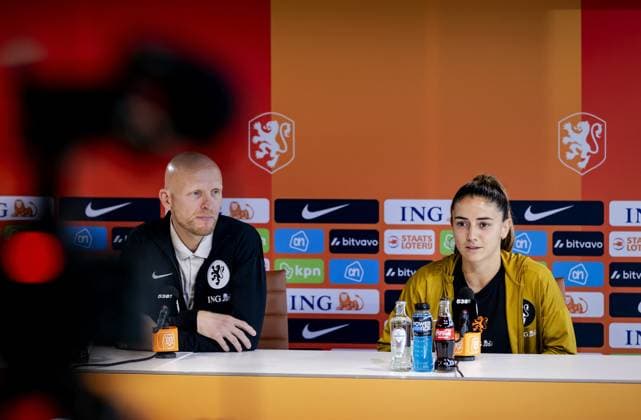 ZEIST - National coach Arjan Veurink and DaniÃ«lle van de Donk during a press conference, PK, Pressekonferenz of the Dutch women s football team ahead of the World Cup qualifying match against Hungary. ROBIN VAN LONKHUIJSEN ANP xVIxANPxSportx xxANPxIVx 571683448 originalFilename: 571683448.jpg