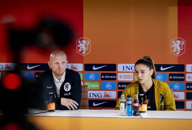 ZEIST - National coach Arjan Veurink and DaniÃ«lle van de Donk during a press conference, PK, Pressekonferenz of the Dutch women s football team ahead of the World Cup qualifying match against Hungary. ROBIN VAN LONKHUIJSEN ANP xVIxANPxSportx xxANPxIVx 571683454 originalFilename: 571683454.jpg