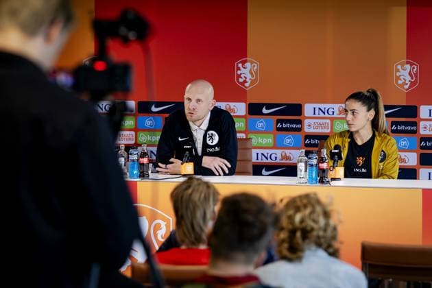 ZEIST - National coach Arjan Veurink and DaniÃ«lle van de Donk during a press conference, PK, Pressekonferenz of the Dutch women s football team ahead of the World Cup qualifying match against Hungary. ROBIN VAN LONKHUIJSEN ANP xVIxANPxSportx xxANPxIVx 571683470 originalFilename: 571683470.jpg