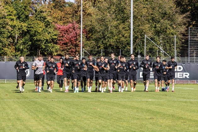 Training SSV Ulm 1846 Fußball mit Alois Schwartz , Fussball, Regionalliga Südwest, Trainingsplatz Ulm 06.10.26 Team Mannschaft SSV Ulm 1846 Fußball um Dominik Mayer (SSV Ulm 1846 Fußball, Athletiktrainer) beim einlaufen Training SSV Ulm 1846 Fußball mit Alois Schwartz , Fussball, Regionalliga Südwest, Trainingsplatz Ulm 06.10.26 Foto: Lucca Fundel Ulm Trainingsplatz Baden-Württemberg Deutschland