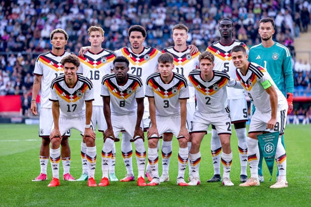 06.10.2026, Fußball, U21, U 21 Länderspiel, Deutschland - Georgien, Qualifikation U21-EM 2027, Almstadion (Bielefeld): Startelf Mannschaftsaufstellung Mannschaftsbild Gruppenbild Gruppenfoto Hinten v.l. Paris Brunner (U21 GER 19) Aljoscha Kemlein (U21 GER 16) Nnamdi Collins (U21 GER 20) Dzenan Pejcinovic (U21 GER 11) Joshua Quarshie (U21 GER 05) Mio Backhaus (U21 GER 01) Vorne v.l. Noah Darvich (U21 GER 17) Noel Aseko (U21 GER 08) Lukas Ullrich (U21 GER 03) DFB regulations prohibit any use of photographs as image sequences and or quasi-video. Nordrhein-Westfalen Deutschland