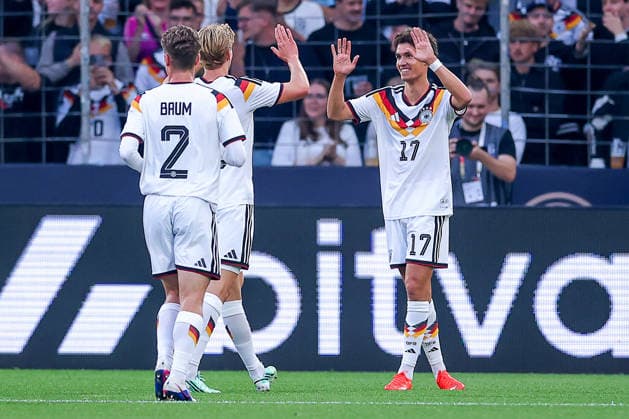 06.10.2026, Fußball, U21, U 21 Länderspiel, Deutschland - Georgien, Qualifikation U21-EM 2027, Almstadion (Bielefeld): Torjubel nach dem Tor zum 1:0 durch Torschütze Noah Darvich (U21 GER 17) zusammen mit Elias Baum (U21 GER 02) Aljoscha Kemlein (U21 GER 16) Dzenan Pejcinovic (U21 GER 11) DFB regulations prohibit any use of photographs as image sequences and or quasi-video. Nordrhein-Westfalen Deutschland