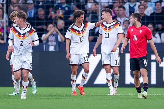 06.10.2026, Fußball, U21, U 21 Länderspiel, Deutschland - Georgien, Qualifikation U21-EM 2027, Almstadion (Bielefeld): Torjubel nach dem Tor zum 1:0 durch Torschütze Noah Darvich (U21 GER 17) zusammen mit Elias Baum (U21 GER 02) Aljoscha Kemlein (U21 GER 16) Dzenan Pejcinovic (U21 GER 11) DFB regulations prohibit any use of photographs as image sequences and or quasi-video. Nordrhein-Westfalen Deutschland