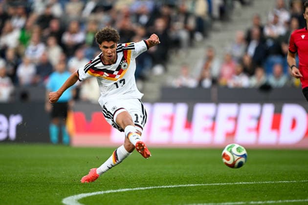 U21, U 21 Laenderspiel - 26 27 - Deutschland - Georgien am 06.10.2026 in der SchücoArena in Bielefeld Tor zum 1:0. Torschuetze Torschütze Noah Darvich (Deustchland) mit dem Treffer zum 1:0.