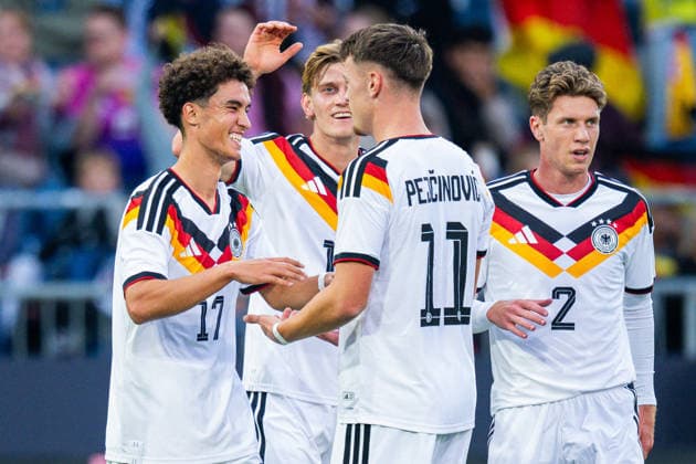 06.10.2026 - Fußball, 2026 2027, U21, U 21 EM-Qualifikation, Deutschland - Georgien: (L-R) Noah Darvich (Deutschland) jubelt nach seinem Tor zum 1:0 mit Aljoscha Kemlein (Deutschland), Dzenan Pejcinovic (Deutschland), Elias Baum (Deutschland)