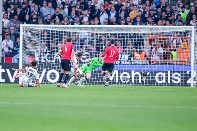 06.10.2026, Fußball, U21, U 21 Länderspiel, Deutschland - Georgien, Qualifikation U21-EM 2027, Almstadion (Bielefeld): Torschuss Schuss Treffer Tor zum 1:0 durch Torschütze Noah Darvich (U21 GER 17) DFB regulations prohibit any use of photographs as image sequences and or quasi-video. Nordrhein-Westfalen Deutschland