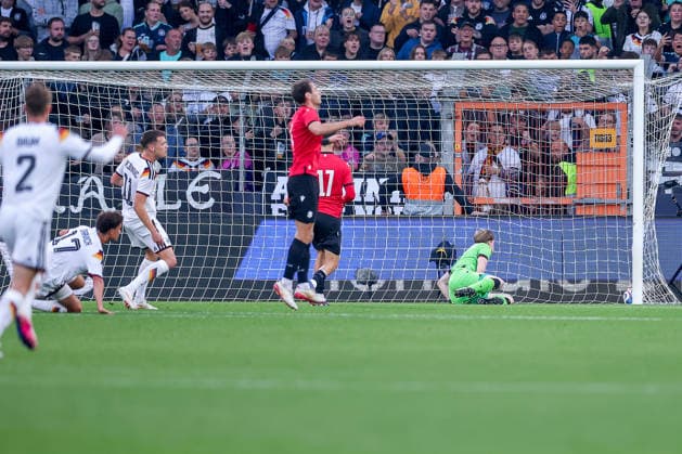 06.10.2026, Fußball, U21, U 21 Länderspiel, Deutschland - Georgien, Qualifikation U21-EM 2027, Almstadion (Bielefeld): Torschuss Schuss Treffer Tor zum 1:0 durch Torschütze Noah Darvich (U21 GER 17) DFB regulations prohibit any use of photographs as image sequences and or quasi-video. Nordrhein-Westfalen Deutschland