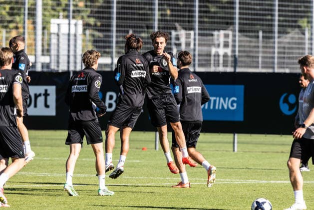 Training SSV Ulm 1846 Fußball mit Alois Schwartz , Fussball, Regionalliga Südwest, Trainingsplatz Ulm 06.10.26 v.l. Masaaki Takahara (SSV Ulm 1846 Fußball, 23), Leander Nicolas Popp (SSV Ulm 1846 Fussball, 33) Training SSV Ulm 1846 Fußball mit Alois Schwartz , Fussball, Regionalliga Südwest, Trainingsplatz Ulm 06.10.26 Foto: Lucca Fundel Ulm Trainingsplatz Baden-Württemberg Deutschland