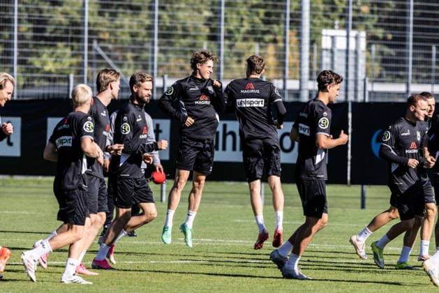 Training SSV Ulm 1846 Fußball mit Alois Schwartz , Fussball, Regionalliga Südwest, Trainingsplatz Ulm 06.10.26 v.l. Oliver Wähling (SSV Ulm 1846 Fußball, 10), Steffen Meuer (SSV Ulm 1846 Fußball, 18) Training SSV Ulm 1846 Fußball mit Alois Schwartz , Fussball, Regionalliga Südwest, Trainingsplatz Ulm 06.10.26 Foto: Lucca Fundel Ulm Trainingsplatz Baden-Württemberg Deutschland
