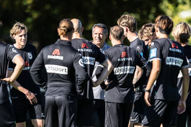 Training SSV Ulm 1846 Fußball mit Alois Schwartz , Fussball, Regionalliga Südwest, Trainingsplatz Ulm 06.10.26 Team Teamkreis Mannschaft Mannschaftskreis SSV Ulm 1846 Fußball um Alois Schwartz (SSV Ulm 1846 Fussball, Trainer und sportlicher Leiter) Training SSV Ulm 1846 Fußball mit Alois Schwartz , Fussball, Regionalliga Südwest, Trainingsplatz Ulm 06.10.26 Foto: Lucca Fundel Ulm Trainingsplatz Baden-Württemberg Deutschland