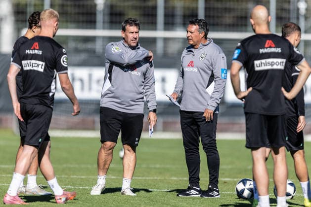 Training SSV Ulm 1846 Fußball mit Alois Schwartz , Fussball, Regionalliga Südwest, Trainingsplatz Ulm 06.10.26 v.l. Oliver Unsöld (SSV Ulm 1846 Fußball, Co-Trainer), Alois Schwartz (SSV Ulm 1846 Fussball, Trainer und sportlicher Leiter) Training SSV Ulm 1846 Fußball mit Alois Schwartz , Fussball, Regionalliga Südwest, Trainingsplatz Ulm 06.10.26 Foto: Lucca Fundel Ulm Trainingsplatz Baden-Württemberg Deutschland