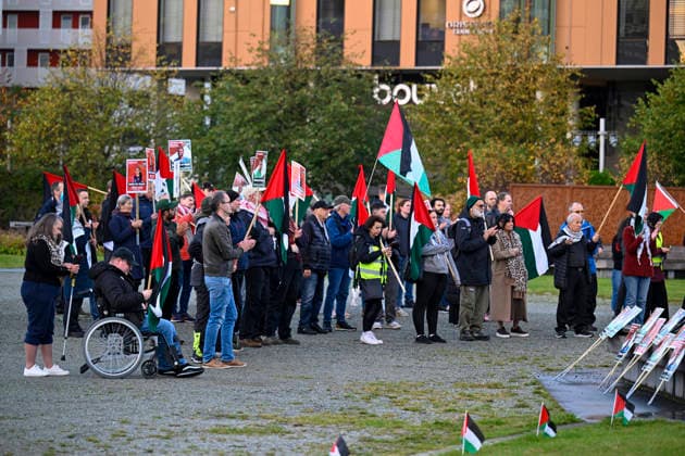 U21 European Championship Qualifier: Norway vs. Israel, Stavanger, October 6, 2026. Protesters outside during the U21 European Championship qualifying soccer match between Norway and Israel at Lyse Arena in Stavanger. Photo by Carina Johansen, NTB, Stavanger, Norway. EDITORIAL USE ONLY. RESTRICTED USE FOR BETTING COMPANIES  Copyright: xCarinaxJohansenx xNTBx