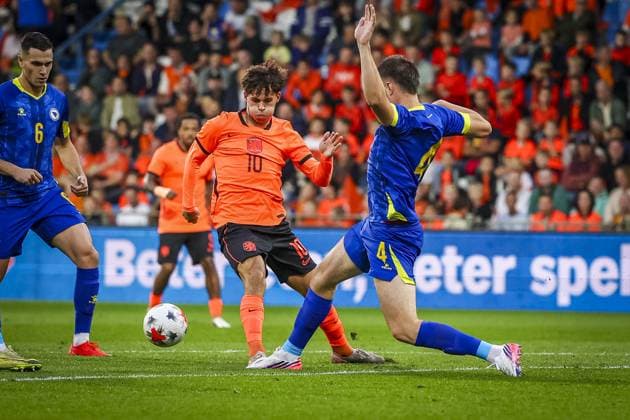DOETINCHEM , 06-10-2026 , Stadion De Vijverberg , season 2026 2027 , EURO U21, U 21 Qualification football , match between Netherlands U21 and Bosnia and Herzegovina U21 , picture shows Netherlands player Thom Van Bergen and Bosnia and Herzegovina player Nidal Celik Netherlands U21 - Bosnia and Herzegovina U21  x207980012x Copyright: