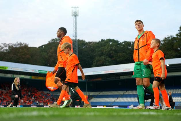 European Championship, EM, Europameisterschaft Qualifier: The Netherlands U21, U 21 v Bosnia and Herzegovina U21 Doetinchem - Givairo Read of The Netherlands U21 enters the pitch with Goalkeeper Bernt Klaverboer of The Netherlands U21 before the eigth qualification round of the 2026 2027 European Championship Qualifier. The match is set between The Netherlands U21 and Bosnia and Herzegovina U21 at De Vijverberg on 6 October 2026 in Doetinchem, Netherlands. (Hero Images Yannick Verhoeven) Copyright: xYannickxVerhoevenx