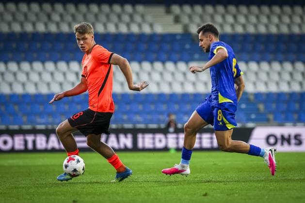 DOETINCHEM , 06-10-2026 , Stadion De Vijverberg , season 2026 2027 , EURO U21, U 21 Qualification football , match between Netherlands U21 and Bosnia and Herzegovina U21 , picture shows Netherlands player Sean Steur and Bosnia and Herzegovina player Anes Krdzalic Netherlands U21 - Bosnia and Herzegovina U21  x207980083x Copyright: