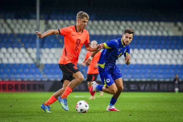 DOETINCHEM , 06-10-2026 , Stadion De Vijverberg , season 2026 2027 , EURO U21, U 21 Qualification football , match between Netherlands U21 and Bosnia and Herzegovina U21 , picture shows Netherlands player Sean Steur and Bosnia and Herzegovina player Anes Krdzalic Netherlands U21 - Bosnia and Herzegovina U21  x207980085x Copyright: