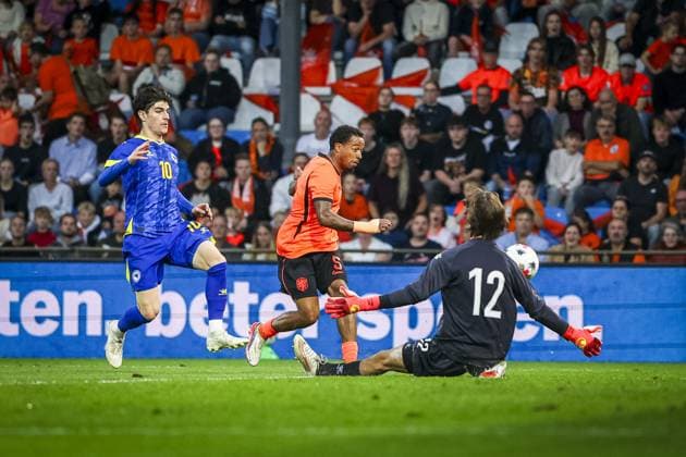 DOETINCHEM , 06-10-2026 , Stadion De Vijverberg , season 2026 2027 , EURO U21, U 21 Qualification football , match between Netherlands U21 and Bosnia and Herzegovina U21 , picture shows Bosnia and Herzegovina player Muhamed Buljubasic, Netherlands player Elijah Dijkstra, Bosnia and Herzegovina goalkeeper Amil Siljevic Netherlands U21 - Bosnia and Herzegovina U21  x207980313x Copyright: