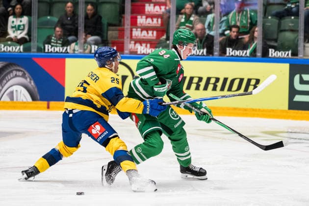 261006 Beni Waidacher of Davos and Tinus Luc Koblar of Rögle during the CHL game between Rögle and Davos on October 6, 2026 in Ängelholm. Photo: Niclas Jönsson BILDBYRAN COP 273 NO0449 ishockey Ice hockey, Eishockey chl champions hockey league rögle davos rögle bbeng ishockey ice hockey chl champions hockey league rögle davos rögle bbeng Copyright: NICLASxJÖNSSON BB261006NO009
