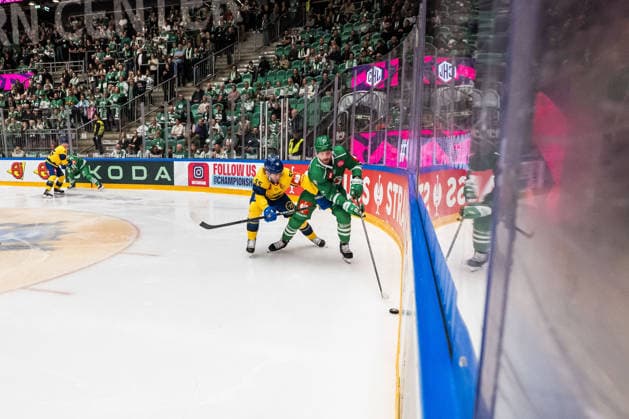 261006 Calle Andersson of Davos and Linus Sandin of Rögle during the CHL game between Rögle and Davos on October 6, 2026 in Ängelholm. Photo: Niclas Jönsson BILDBYRAN COP 273 NO0449 ishockey Ice hockey, Eishockey chl champions hockey league rögle davos rögle bbeng ishockey ice hockey chl champions hockey league rögle davos rögle bbeng Copyright: NICLASxJÖNSSON BB261006NO010