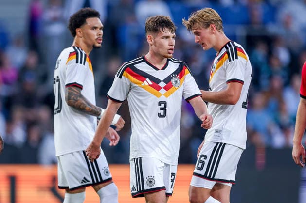 06.10.2026, Fußball, U21, U 21 Länderspiel, Deutschland - Georgien, Qualifikation U21-EM 2027, Almstadion (Bielefeld): Lukas Ullrich (U21 GER 03) zwischen Nnamdi Collins (U21 GER 20) Aljoscha Kemlein (U21 GER 16) DFB regulations prohibit any use of photographs as image sequences and or quasi-video. Nordrhein-Westfalen Deutschland
