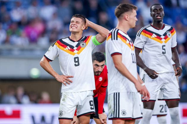 06.10.2026, Fußball, U21, U 21 Länderspiel, Deutschland - Georgien, Qualifikation U21-EM 2027, Almstadion (Bielefeld): Nicolo Tresoldi (U21 GER 09) gestikulierend auf dem Spielfeld neben Dzenan Pejcinovic (U21 GER 11) Joshua Quarshie (U21 GER 05) DFB regulations prohibit any use of photographs as image sequences and or quasi-video. Nordrhein-Westfalen Deutschland