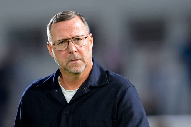 Trainer Sascha Hildmann (Cheftrainer, Regensburg) Einzelbild, Aktion, Action, 06.10.2026, Unterhaching (Deutschland), Fussball, BFV Verbandspokal, Viertelfinale, SpVgg Unterhaching - SSV Jahn Regensburg