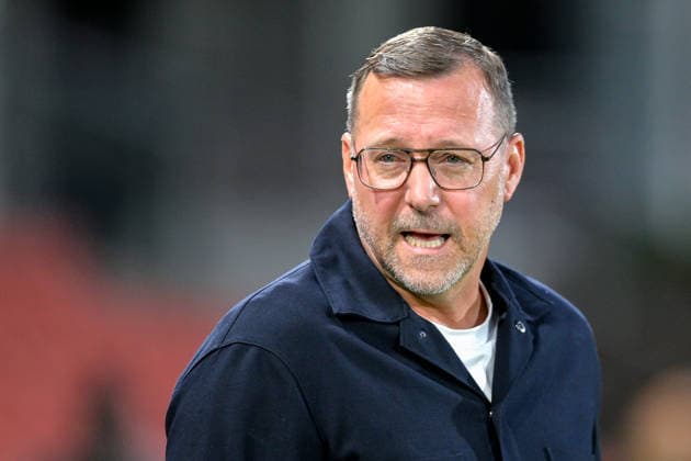 Trainer Sascha Hildmann (Cheftrainer, Regensburg) Einzelbild, Aktion, Action, 06.10.2026, Unterhaching (Deutschland), Fussball, BFV Verbandspokal, Viertelfinale, SpVgg Unterhaching - SSV Jahn Regensburg