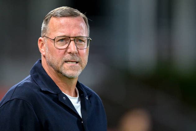 Trainer Sascha Hildmann (Cheftrainer, Regensburg) Einzelbild, Aktion, Action, 06.10.2026, Unterhaching (Deutschland), Fussball, BFV Verbandspokal, Viertelfinale, SpVgg Unterhaching - SSV Jahn Regensburg