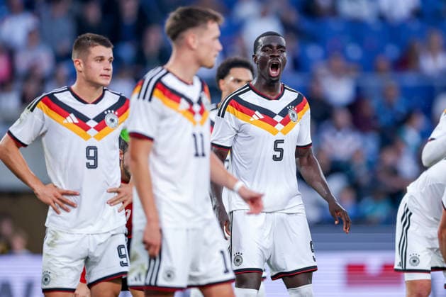 06.10.2026, Fußball, U21, U 21 Länderspiel, Deutschland - Georgien, Qualifikation U21-EM 2027, Almstadion (Bielefeld): Joshua Quarshie (U21 GER 05) gestikulierend auf dem Spielfeld neben Nicolo Tresoldi (U21 GER 09) Dzenan Pejcinovic (U21 GER 11) DFB regulations prohibit any use of photographs as image sequences and or quasi-video. Nordrhein-Westfalen Deutschland