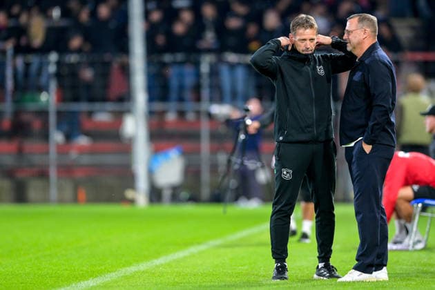 v.li.: Trainer Holger Seitz (Unterhaching) und Trainer Sascha Hildmann (Cheftrainer, Regensburg) im Gespräch, 06.10.2026, Unterhaching (Deutschland), Fussball, BFV Verbandspokal, Viertelfinale, SpVgg Unterhaching - SSV Jahn Regensburg