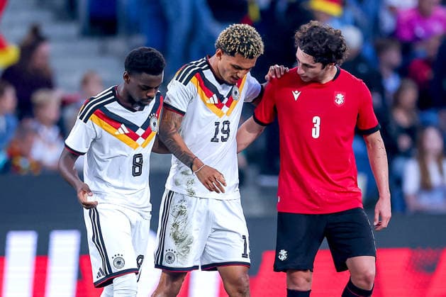 06.10.2026, Fußball, U21, U 21 Länderspiel, Deutschland - Georgien, Qualifikation U21-EM 2027, Almstadion (Bielefeld): Paris Brunner (U21 GER 19) mit Schmerzen auf dem Spielfeld muss medizinisch beghandelt werden Ausgewechselt werden verletzt von Spielfeld Verletzung neben Noel Aseko (U21 GER 08) DFB regulations prohibit any use of photographs as image sequences and or quasi-video. Nordrhein-Westfalen Deutschland