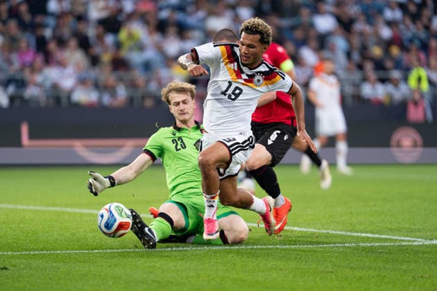 06.10.2026, GER, Deutschland U21, U 21 vs Georgien U21 Zweikampf zwischen Paris Brunner (Deutschland U21, 19) und Papua Beruashvili (Georgien U21, 23) Bielefeld SchücoArena Bielefeld Deutschland Copyright: xnordphotoxGmbHx xChristianxSchulzex