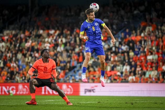DOETINCHEM , 06-10-2026 , Stadion De Vijverberg , season 2026 2027 , EURO U21, U 21 Qualification football , match between Netherlands U21 and Bosnia and Herzegovina U21 , picture shows Bosnia and Herzegovina player Anes Krdzalic and Netherlands player Ernest Poku Netherlands U21 - Bosnia and Herzegovina U21  x207980825x Copyright: