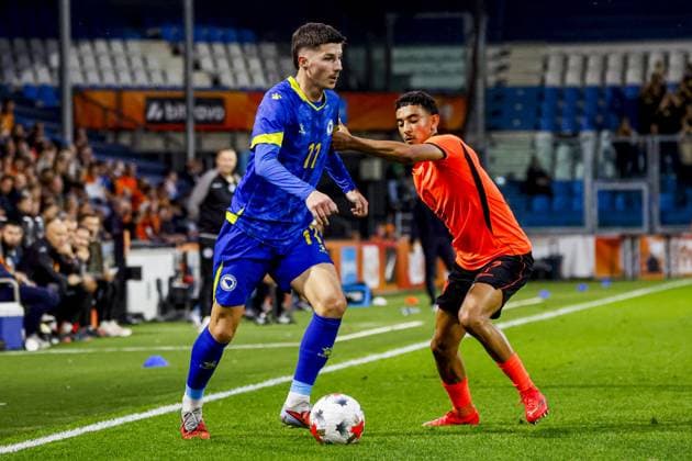 DOETINCHEM - Aldin Mesic of Bosnia and Herzegovina U21, U 21 dribbles with the ball under pressure from Ayoub Oufkir of the Netherlands U21 during the European Championship, EM, Europameisterschaft Qualifier (Under 21) match between the Netherlands U21 and Bosnia and Herzegovina U21 at Stadion de Vijverberg on 06 October 2026 in Doetinchem, the Netherlands. WART BRINKERHOF ANP Europees Kampioenschap (Onder 21) 2026 27 xVIxANPxSportx xMarcelxterxBalsxIVx 571691330 originalFilename: 571691330.jpg