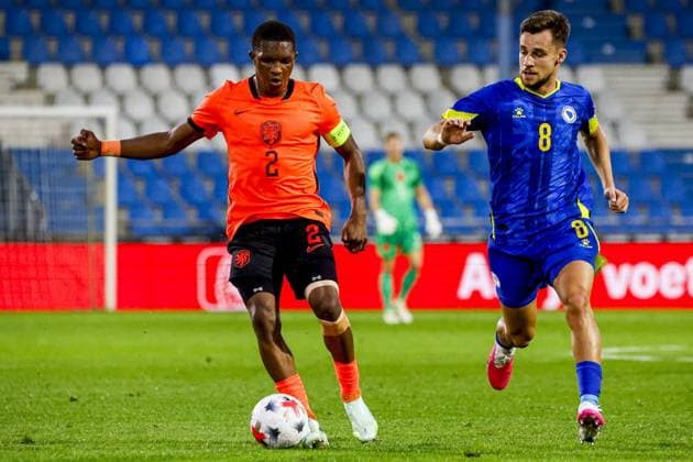 DOETINCHEM - Givairo Read of the Netherlands U21, U 21 dribbles with the ball under pressure from Anes Krdzalic of Bosnia and Herzegovina U21 during the European Championship, EM, Europameisterschaft Qualifier (Under 21) match between the Netherlands U21 and Bosnia and Herzegovina U21 at Stadion de Vijverberg on 06 October 2026 in Doetinchem, the Netherlands. WART BRINKERHOF ANP Europees Kampioenschap (Onder 21) 2026 27 xVIxANPxSportx xMarcelxterxBalsxIVx 571691366 originalFilename: 571691366.jpg