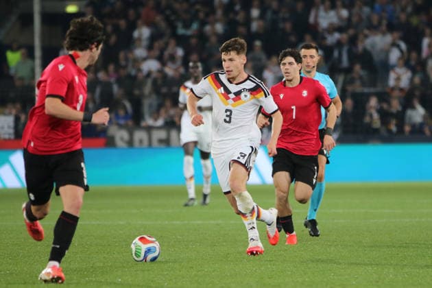 06.10.2026 Fußball Herren 2026 2027 UEFA U21, U 21 EM-Qualifikation 12. Spieltag Deutschland - Georgien SchücoArena Bielefeld Lukas Ullrich (Deutschland, 3, weiß) treibt den Ball nach vorne. Bielefeld Nordrhein-Westfalen Deutschland