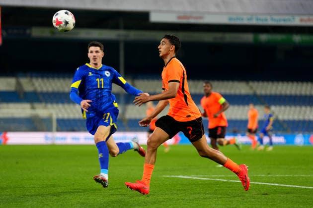 European Championship, EM, Europameisterschaft Qualifier: The Netherlands U21, U 21 v Bosnia and Herzegovina U21 Doetinchem - Aldin Mesic of Bosnia and Herzegovina U21 duels for the ball with Ayoub Oufkir of The Netherlands U21 during the eigth qualification round of the 2026 2027 European Championship Qualifier. The match is set between The Netherlands U21 and Bosnia and Herzegovina U21 at De Vijverberg on 6 October 2026 in Doetinchem, Netherlands. (Hero Images Yannick Verhoeven) Copyright: xYannickxVerhoevenx