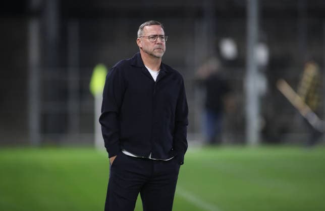 Fussball, Herren, Toto-Pokal, Viertelfinale, Saison 2026 2027, SpVgg Unterhaching - SSV Jahn Regensburg, Sportpark Unterhaching Sascha Hildmann, Trainer (SSV Jahn Regensburg) an der Seitenlinie stehend