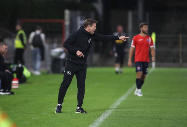Fussball, Herren, Toto-Pokal, Viertelfinale, Saison 2026 2027, SpVgg Unterhaching - SSV Jahn Regensburg, Sportpark Unterhaching Holger Seitz, Trainer (SpVgg Unterhaching) an der Seitenlinie stehend, hebt den linken Arm