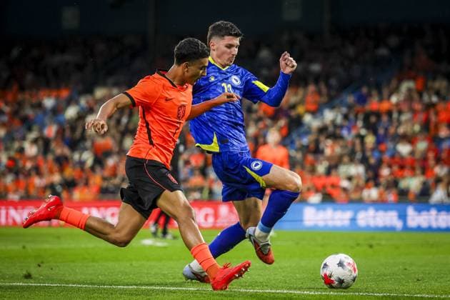 DOETINCHEM , 06-10-2026 , Stadion De Vijverberg , season 2026 2027 , EURO U21, U 21 Qualification football , match between Netherlands U21 and Bosnia and Herzegovina U21 , picture shows Netherlands player Ayoub Oufkir and Bosnia and Herzegovina player Aldin Mesic Netherlands U21 - Bosnia and Herzegovina U21  x207981041x Copyright:
