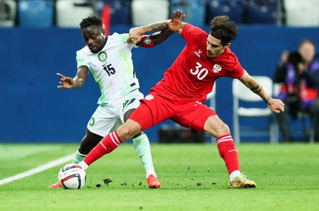 RUSSIA, NIZHNY NOVGOROD - OCTOBER 6, 2026: Nigeria s Moses Simon (L) and Russia s Ilya Vakhania in a football friendly match Russia vs Nigeria at Nizhny Novgorod Stadium (Sovcombank Arena). Sergei Savostyanov TASS  98877387