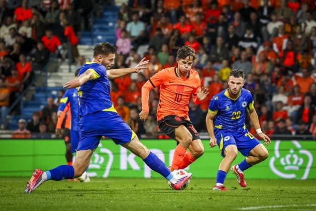 DOETINCHEM , 06-10-2026 , Stadion De Vijverberg , season 2026 2027 , EURO U21, U 21 Qualification football , match between Netherlands U21 and Bosnia and Herzegovina U21 , picture shows Bosnia and Herzegovina player Nidal Celik, Netherlands player Thom Van Bergen, Bosnia and Herzegovina player Senad Mustafic Netherlands U21 - Bosnia and Herzegovina U21  x207981046x Copyright: