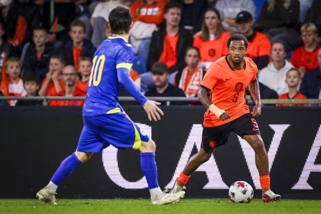 DOETINCHEM , 06-10-2026 , Stadion De Vijverberg , season 2026 2027 , EURO U21, U 21 Qualification football , match between Netherlands U21 and Bosnia and Herzegovina U21 , picture shows Netherlands player Elijah Dijkstra and Bosnia and Herzegovina player Muhamed Buljubasic Netherlands U21 - Bosnia and Herzegovina U21  x207981067x Copyright: