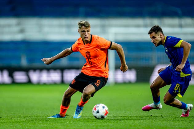 DOETINCHEM - (l-r) Nederland midfielder Sean Steur and Bosnie en Herzegovina midfielder Anes Krdzalic during the UEFA EK Kwalificatie match between Jong Nederland and Jong Bosnie en Herzegovina at De Vijverberg on 6 October 2026 in Doetinchem, Nederland. (Photo by DeFodi Images) -