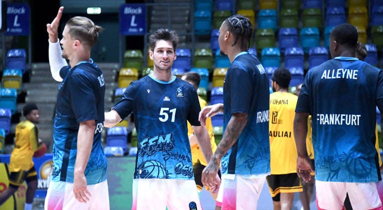 06.10.2026, xokbx, Basketball BKT Europe Cup , Skyliners Frankfurt - Siauliai Basketball v.l. Thomas Klepeisz (Fraport Skyliners Frankfurt), Ryan Arcidiacono (Fraport Skyliners Frankfurt), Judah Mintz (Fraport Skyliners Frankfurt), Nahiem Alleyne (Fraport Skyliners Frankfurt). Mimik, Gestik, Emotion, klatschen ab Frankfurt