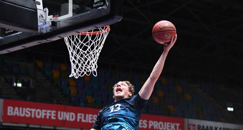 06.10.2026, xokbx, Basketball BKT Europe Cup , Skyliners Frankfurt - Siauliai Basketball v.l. Ivan Crnjac (Fraport Skyliners Frankfurt) beim Dank in, dunkin Frankfurt