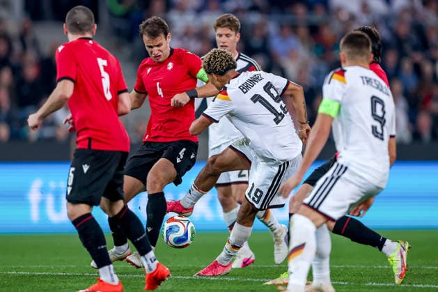 06.10.2026, Fußball, U21, U 21 Länderspiel, Deutschland - Georgien, Qualifikation U21-EM 2027, Almstadion (Bielefeld): Paris Brunner (U21 GER 19) im Zweikampf gegen Aleksandre Narimanidze (U21 Georgien 04) DFB regulations prohibit any use of photographs as image sequences and or quasi-video. Nordrhein-Westfalen Deutschland